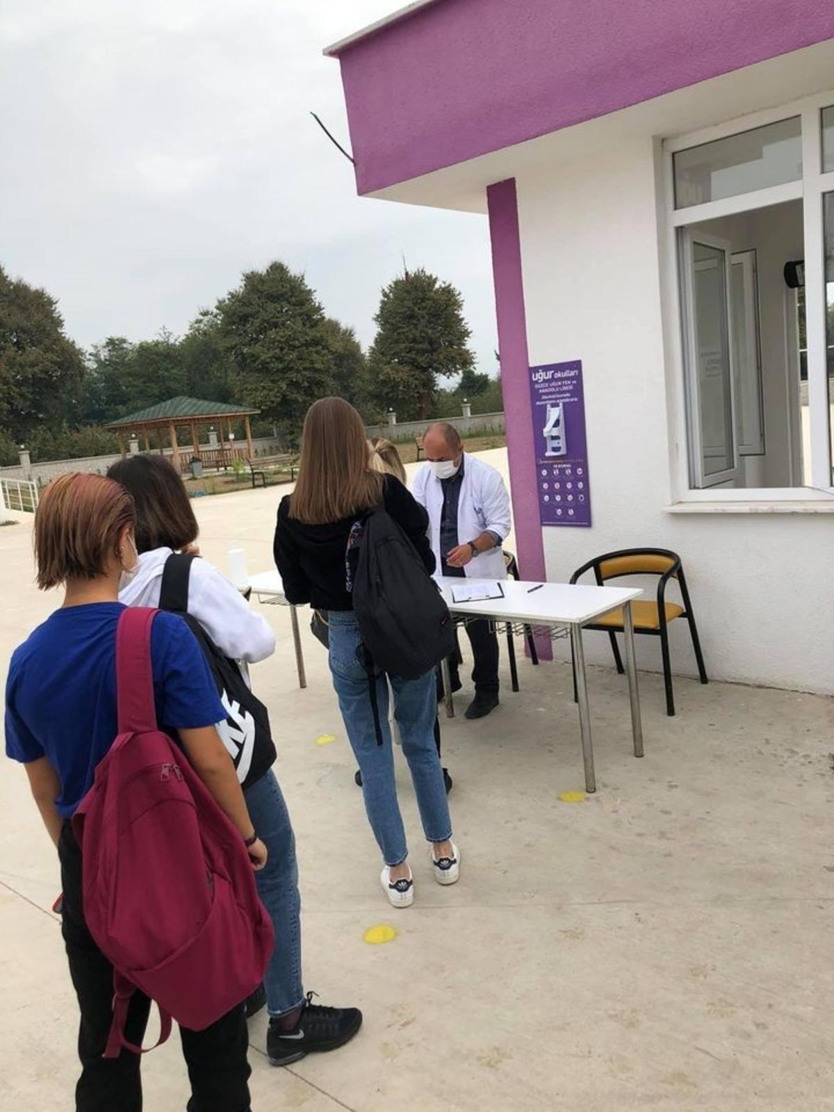 &Ouml;ğrencilerin ateşi &ouml;l&ccedil;&uuml;l&uuml;yor servis ara&ccedil;ları dezenfekte ediliyor