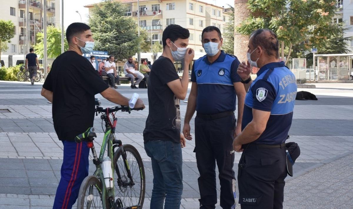 Zabıtadan yaya yoğunluğu olan b&ouml;lgelerde maske kullanımı ve sosyal mesafe uyarısı