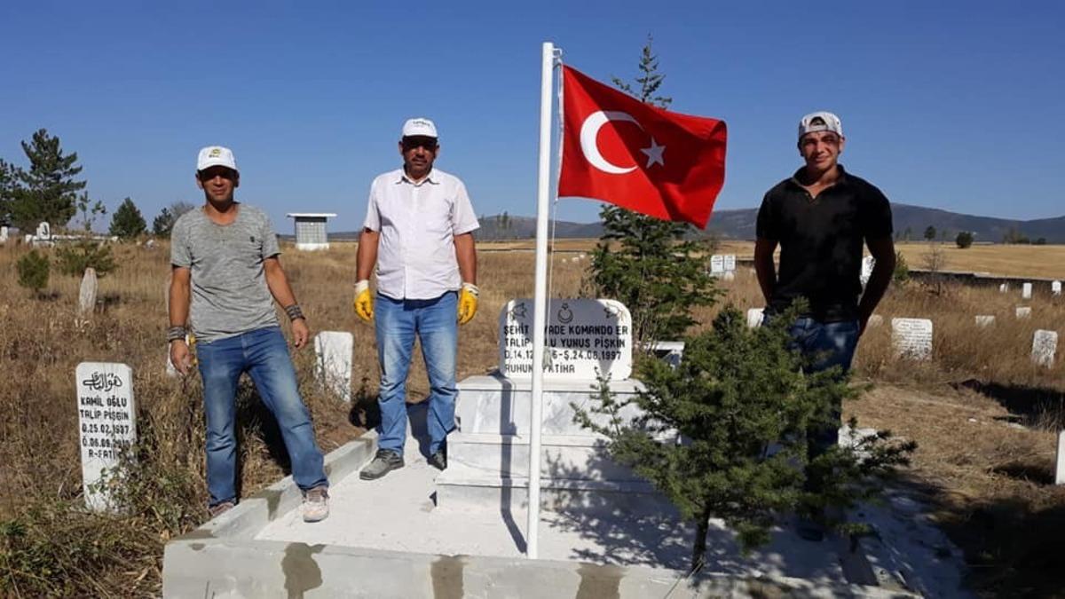 Şehit mezarlarının bakımı yapıldı bayrakları değiştirildi