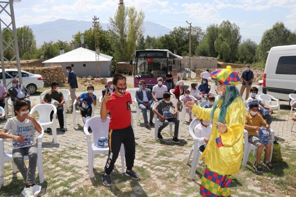 &Ccedil;ocuklar ilk kez Hacivat ve Karag&ouml;z oyunu ile tanıştı