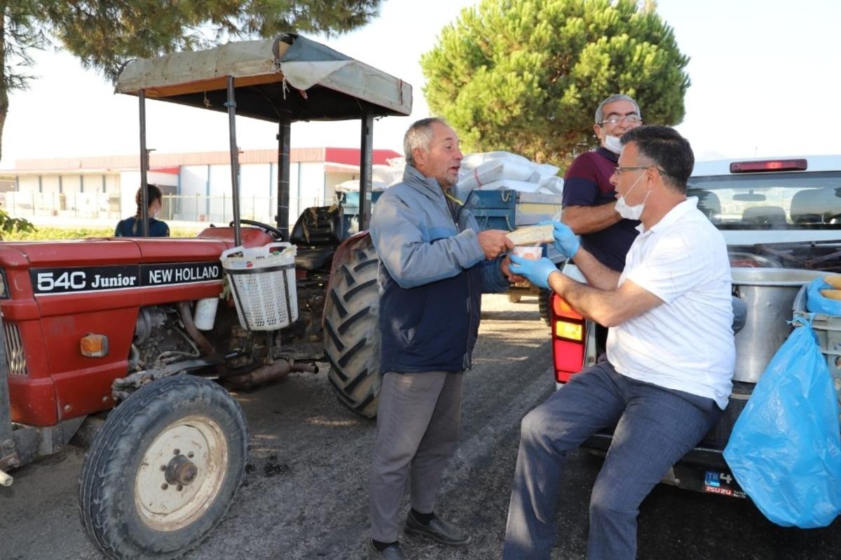Başkandan &uuml;z&uuml;m kuyruğundaki &uuml;reticilere &ccedil;orba ikramı