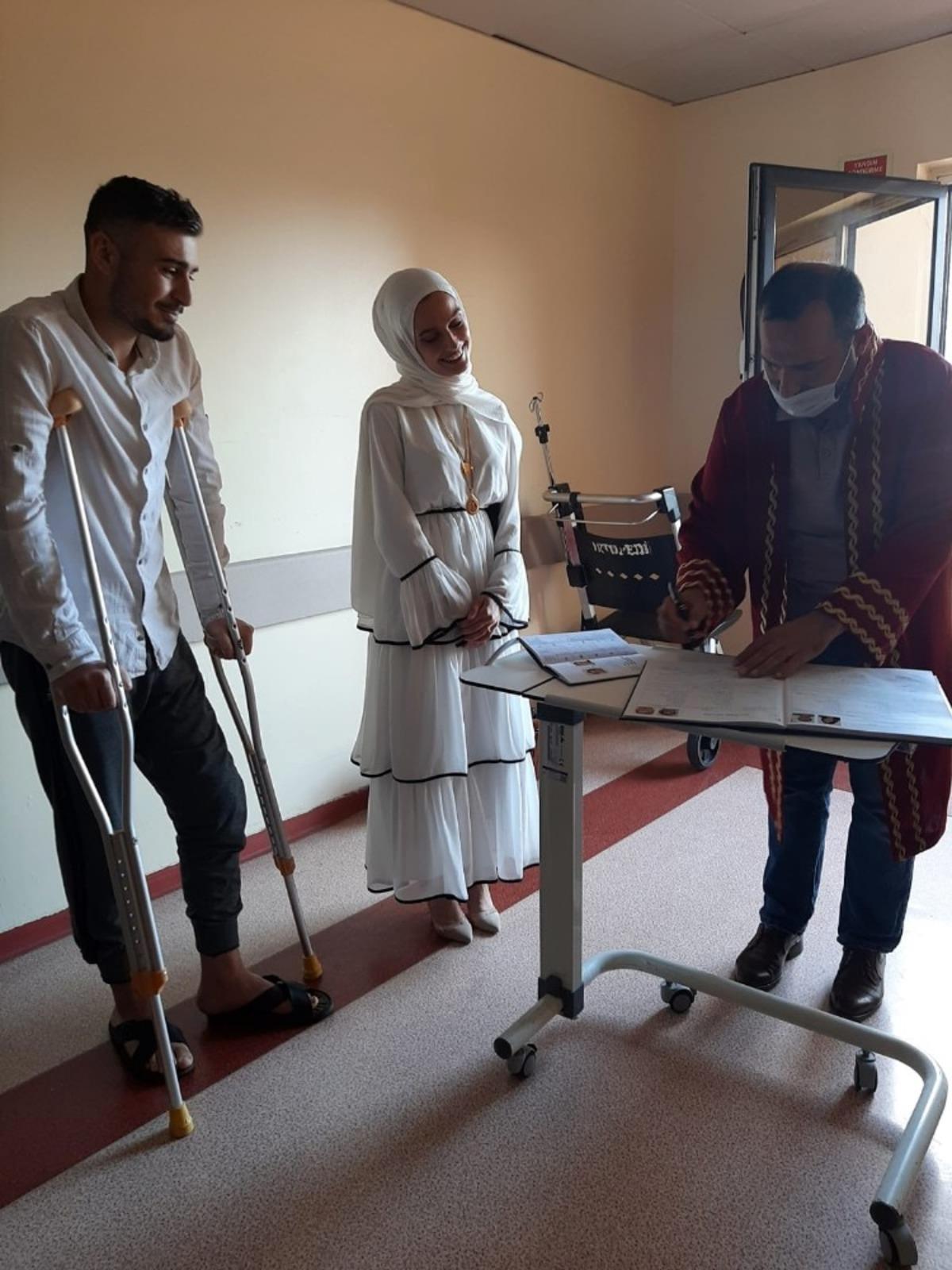 Tedavi g&ouml;rd&uuml;ğ&uuml; hastane koridorunda nikahları kıyıldı