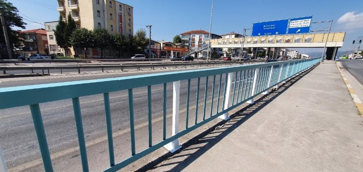 Korkuluklar turkuaz ve beyaza boyandı