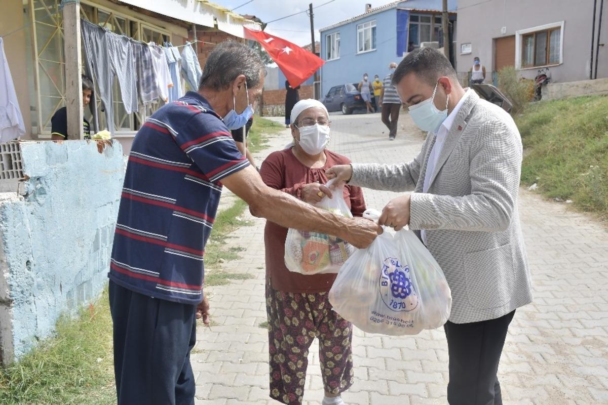 Biga Belediyesi&rsquo;nden karantinadaki mahalleye erzak yardımı