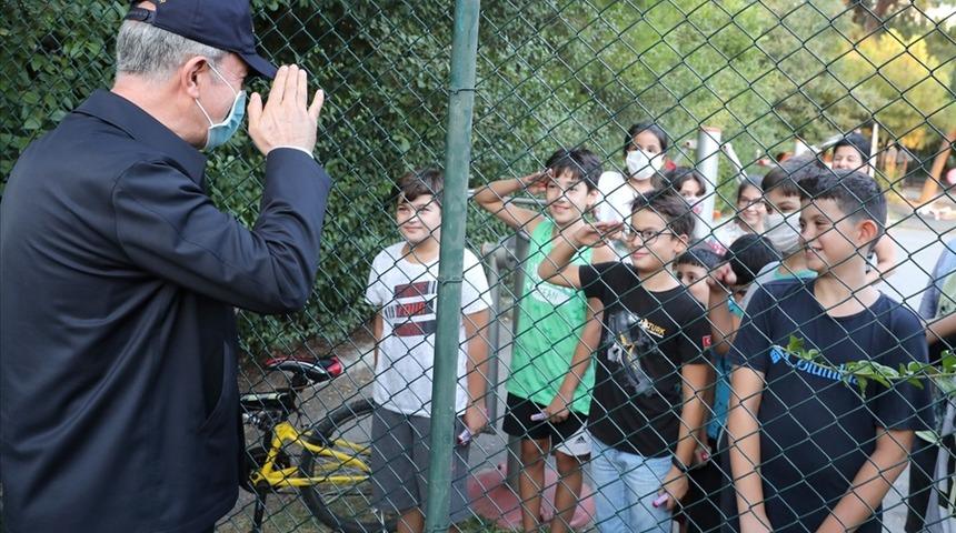 &Ccedil;ocuklardan Bakan Akar'a asker selamı