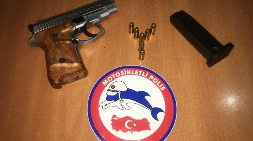 Ş&uuml;phe &uuml;zerine durdurulan ara&ccedil;larda ruhsatsız silahlar ele ge&ccedil;irildi