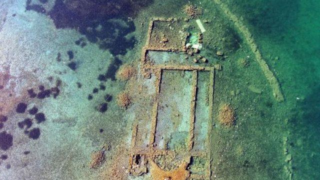 İznik Gölü'nde sular çekildi! 2 bin yıllık bazilika yeniden görülmeye başlandı