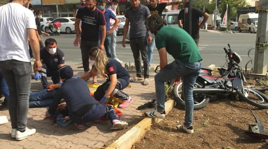 Motosiklet kaldırıma &ccedil;arptı