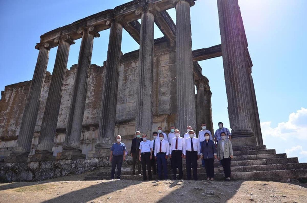 AK Parti heyeti Aizonai Antik Kenti&rsquo;ni ziyaret etti