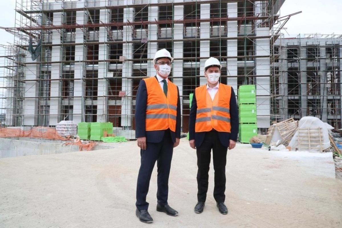 Bakan Kasapoğlu ve Başkan Arısoy buz pistinde incelemelerde bulundu