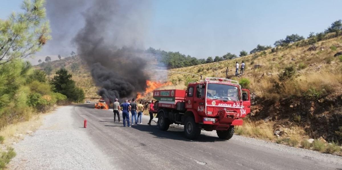 Otomobilde &ccedil;ıkan yangın makilik alana sı&ccedil;radı