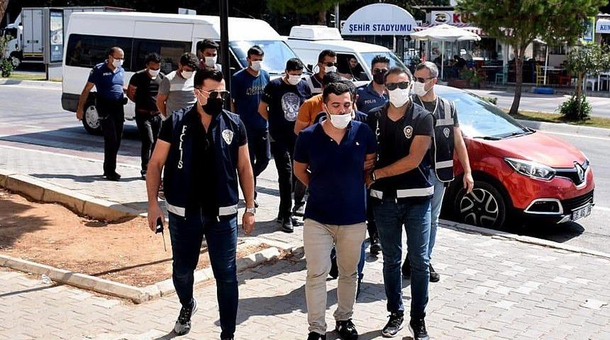 G&ouml;&ccedil;men ka&ccedil;ak&ccedil;ılığı ş&uuml;phelisi 7 kişi adliyeye &ccedil;ıkarıldı