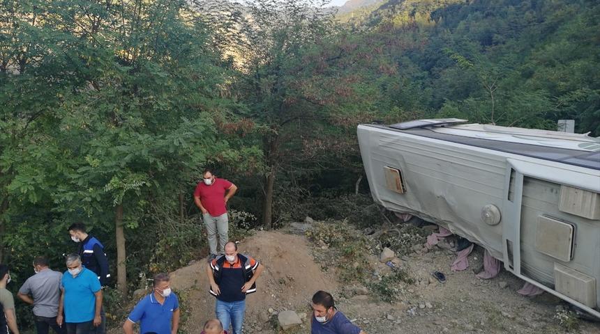 Artvin'de maden işçilerini taşıyan otobüs devrildi: 1 ölü, 15 yaralı