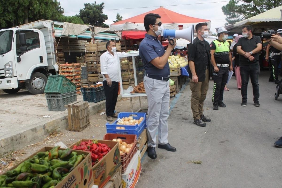 Kaymakam Pazar yerinde megafonla halkı korona vir&uuml;se karşı uyardı
