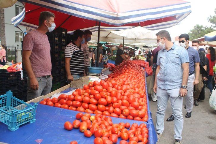 Kaymakam Pazar yerinde megafonla halkı korona virüse karşı uyardı G3