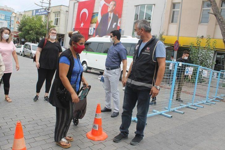 Kaymakam Pazar yerinde megafonla halkı korona virüse karşı uyardı G4