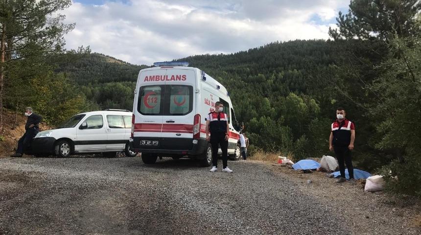 Kuşburnu toplayan anne ve kızı yıldırım d&uuml;şmesi sonucu hayatını kaybetti