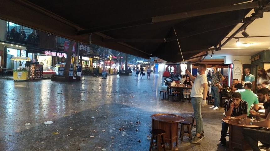 Cadde ve sokaklar göle döndü! Denizli’de sağanak yağış hayatı olumsuz etkiledi