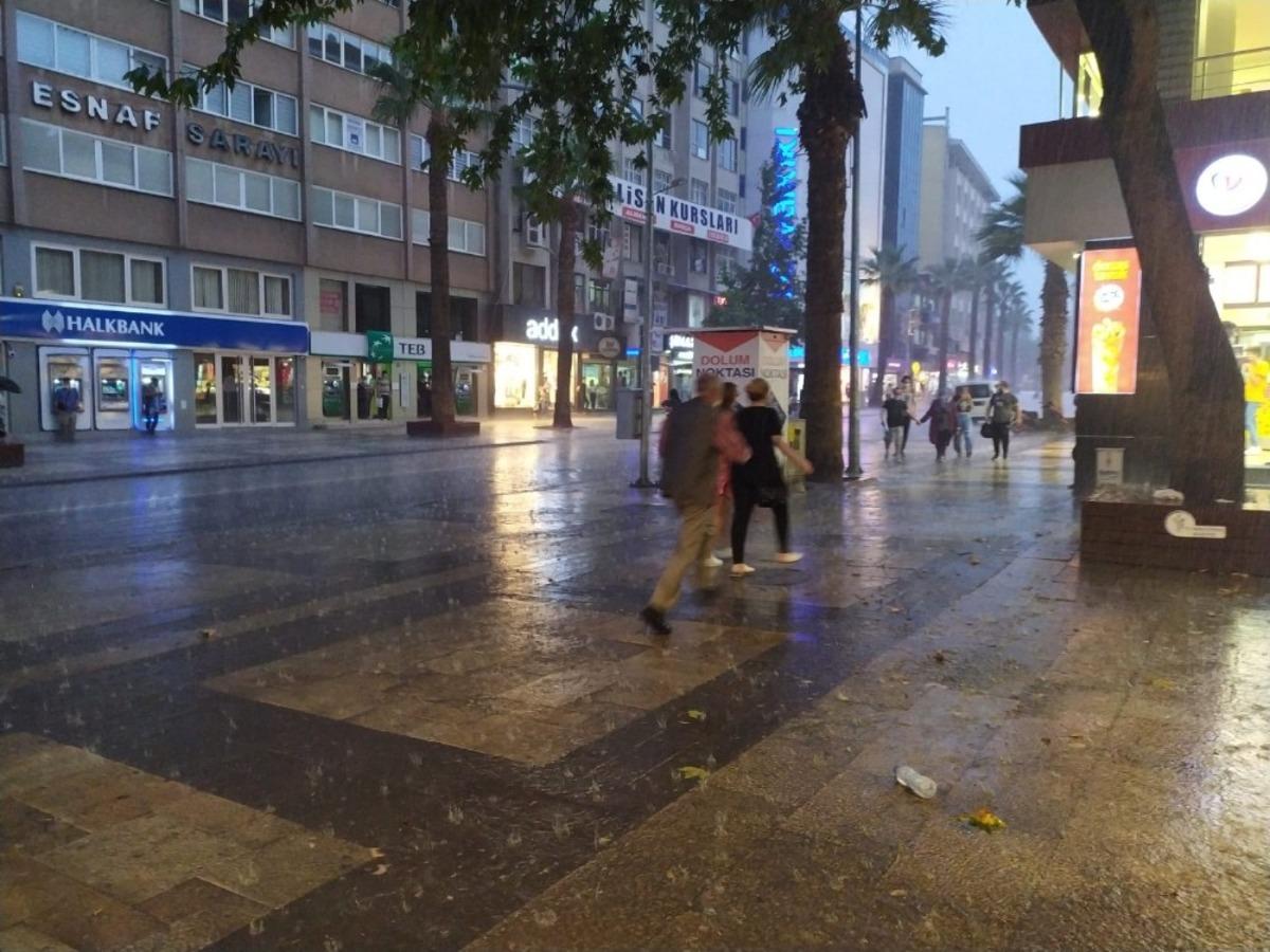 Denizli&rsquo;de sağanak yağış hayatı olumsuz etkiledi