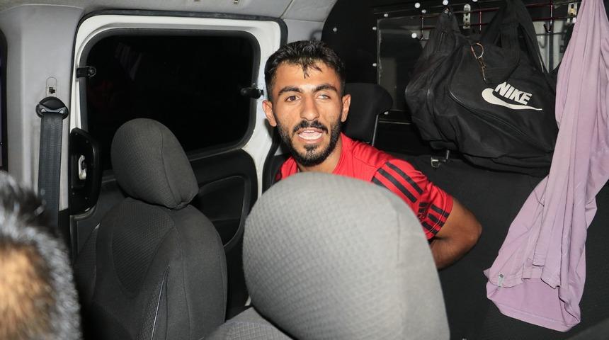 Motorsikletini bırakıp ka&ccedil;maya başladı! Ekipler ara sokakta kıskıvrak yakaladı