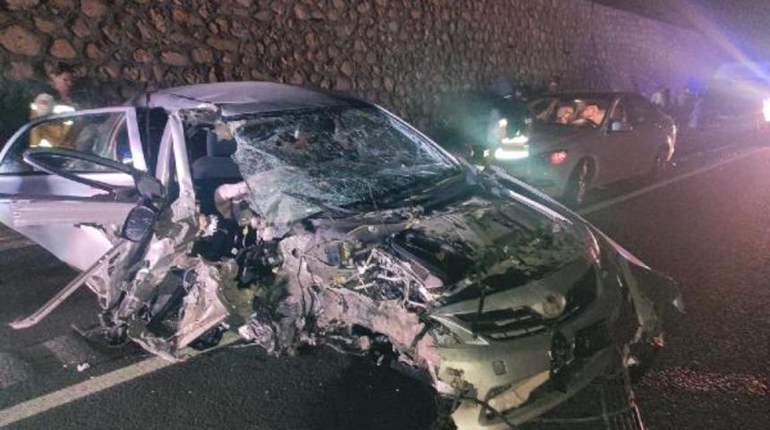 Belediye başkanının kullandığı otomobil iş makinesine &ccedil;arptı: 7 yaralı