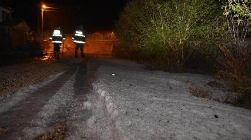 &Ccedil;ankırı sağanak ve dolu sonrası beyaza b&uuml;r&uuml;nd&uuml;