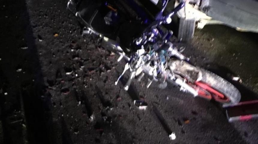 Motosiklet s&uuml;r&uuml;c&uuml; arıza yapan araca &ccedil;arptı: 1 ağır yaralı