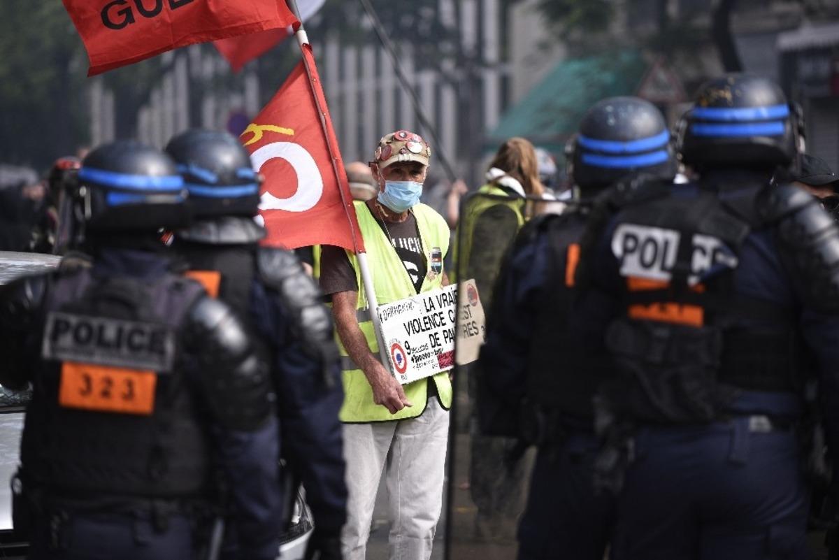 Paris&rsquo;teki Sarı Yelekliler protestosunda g&ouml;zaltı sayısı 256&rsquo;ya &ccedil;ıktı