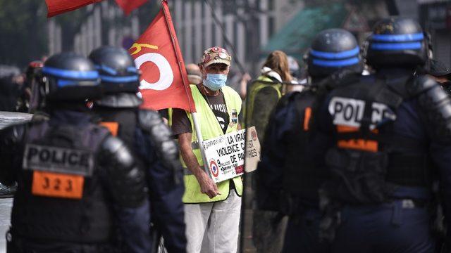 Paris’teki Sarı Yelekliler protestosunda gözaltı sayısı 256’ya çıktı
