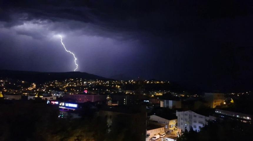 Karabük'te yıldırım ve şimşekler hem korkuttu hem de görsel şölen sundu