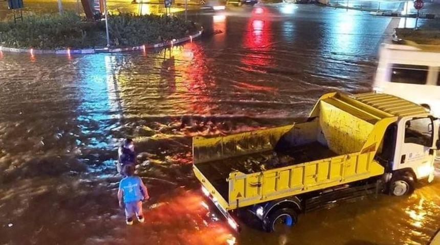 Aydın'da sağanak yağış! Bazı mahallelerde yollar kapandı