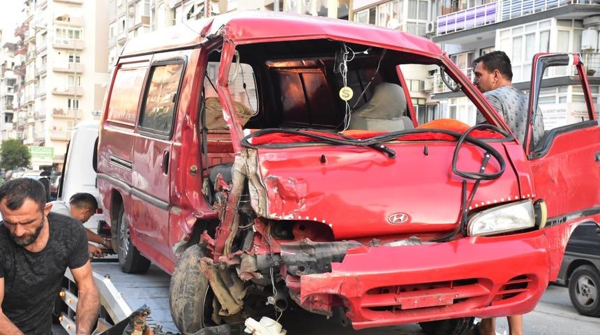 Park halindeki 2 araca &ccedil;arpan minib&uuml;s devrildi: 3 yaralı