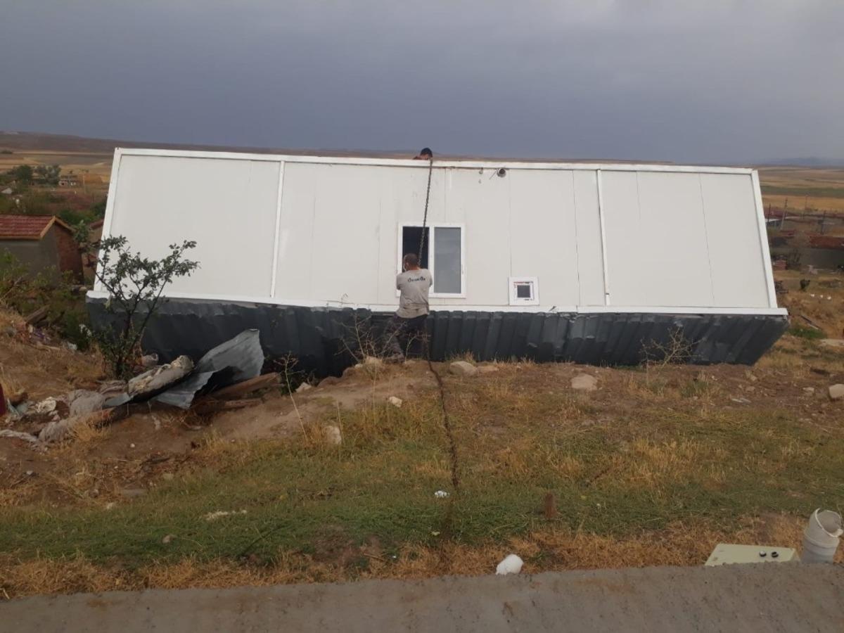 Kum fırtınası ve yağış G&uuml;ny&uuml;z&uuml;&rsquo;nde hasara yol a&ccedil;tı