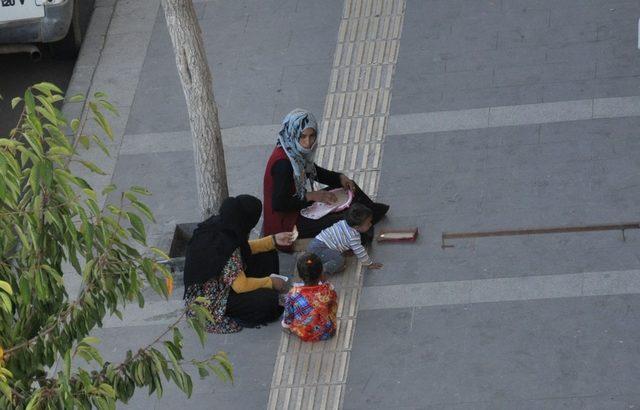 Kars’ta kadın ve çocuk dilenciler vatandaşları bıktırdı