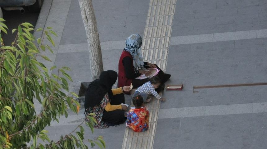 Kars&rsquo;ta kadın ve &ccedil;ocuk dilenciler vatandaşları bıktırdı