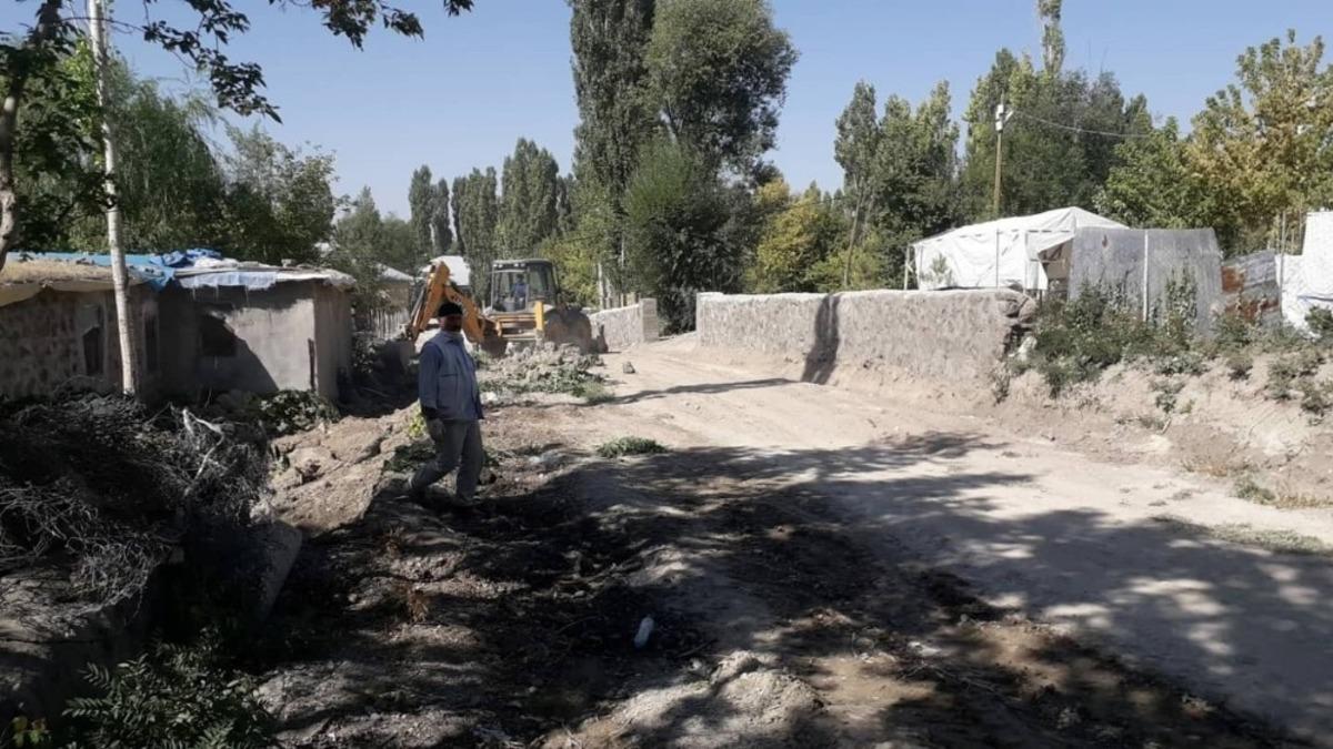 Malazgirt&rsquo;te yeni yol a&ccedil;ma &ccedil;alışmaları devam ediyor