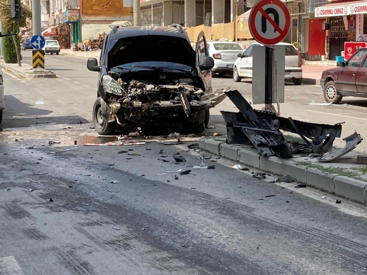 Elazığ&rsquo;da trafik kazası: 3 yaralı