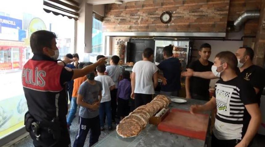 Sultangazi'de bedava döner dağıtıldı, sosyal mesafe hiçe sayıldı