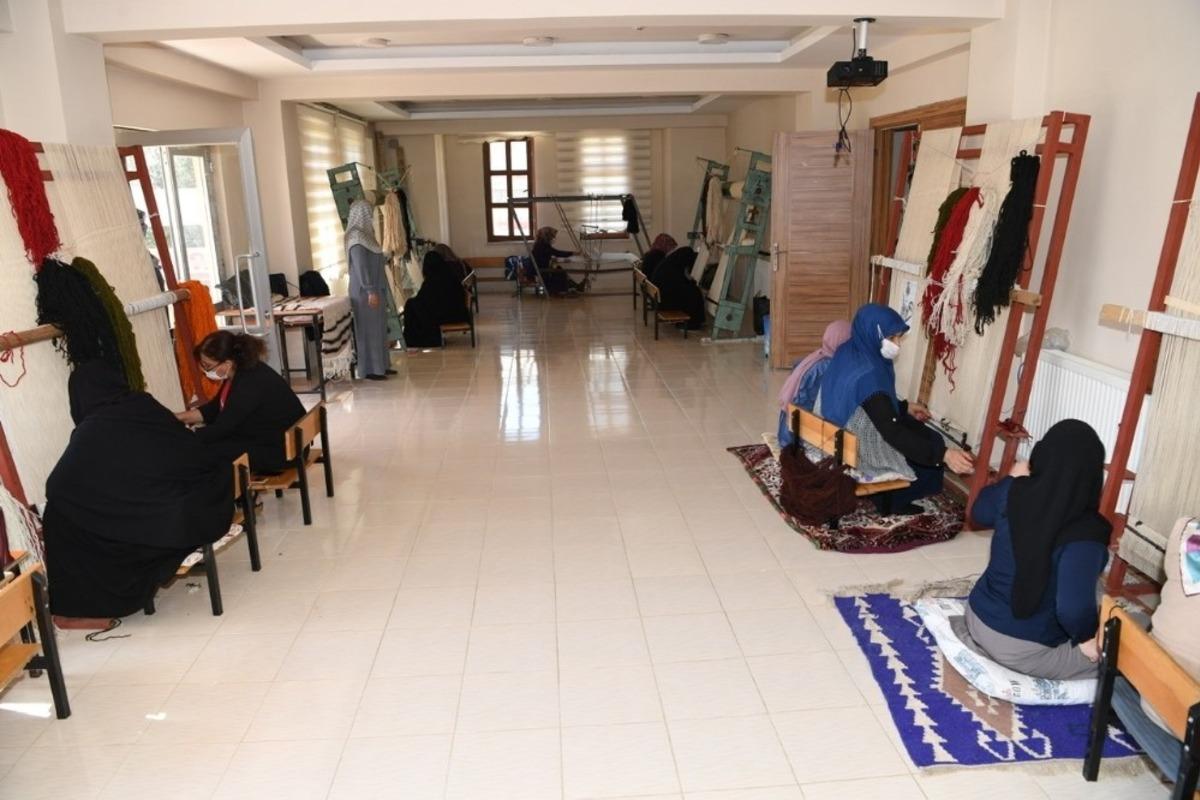 Muş Belediyesinden halı dokuma kursu