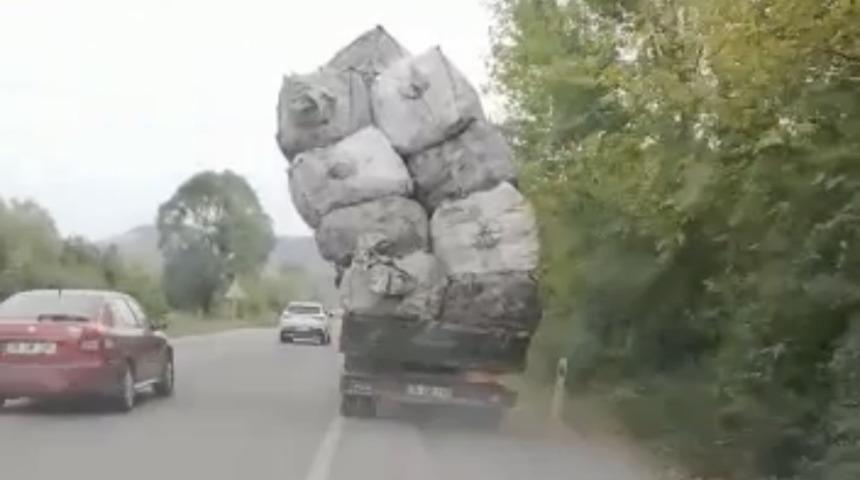 Yolda kamyondaki 'aşırı yük' korkuttu