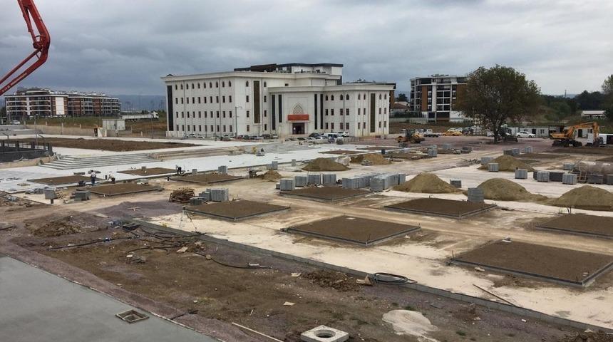 Kartepe’ye yakışacak meydan çalışması sürüyor