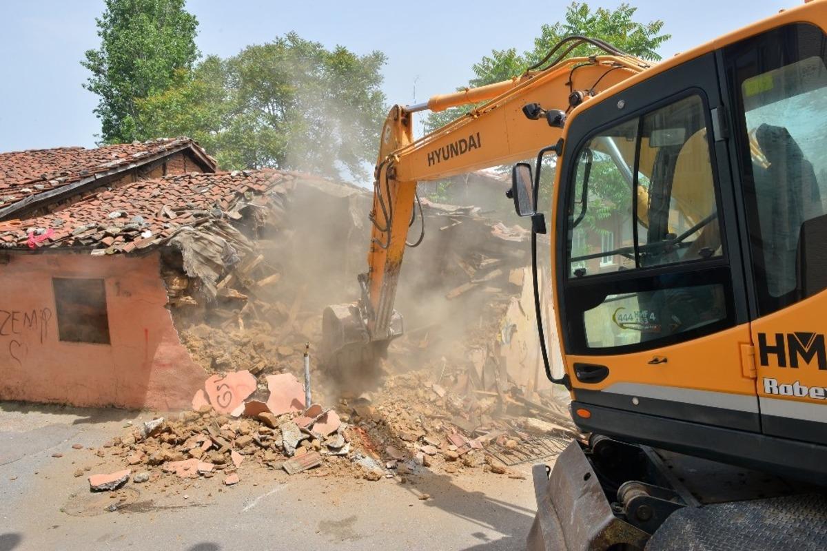 G&uuml;venlik riski taşıyan metruk yapılar yıkılıyor