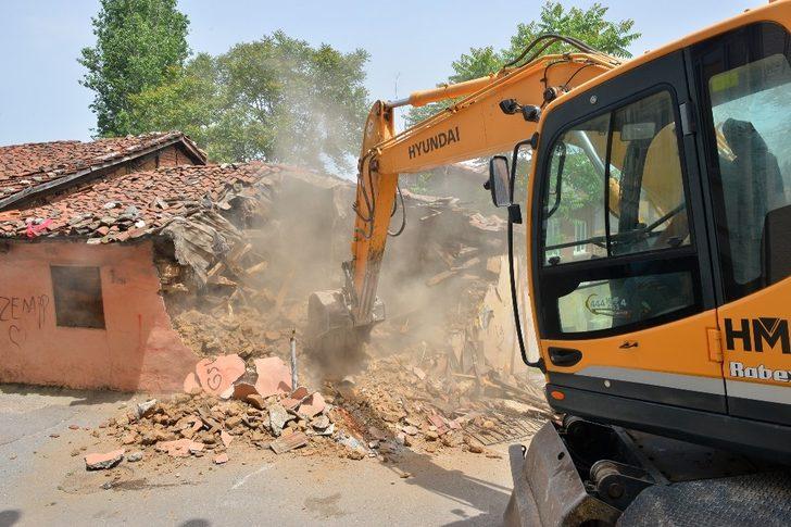 Güvenlik riski taşıyan metruk yapılar yıkılıyor G1