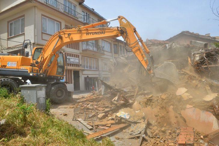 Güvenlik riski taşıyan metruk yapılar yıkılıyor G2