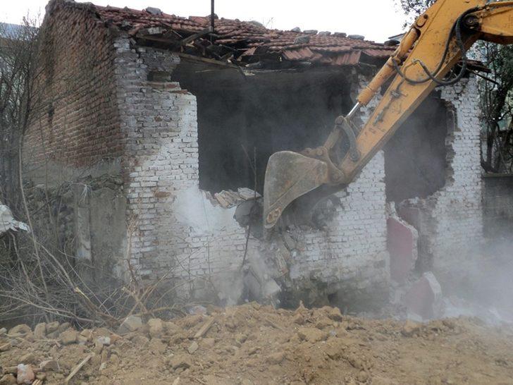 Güvenlik riski taşıyan metruk yapılar yıkılıyor G4