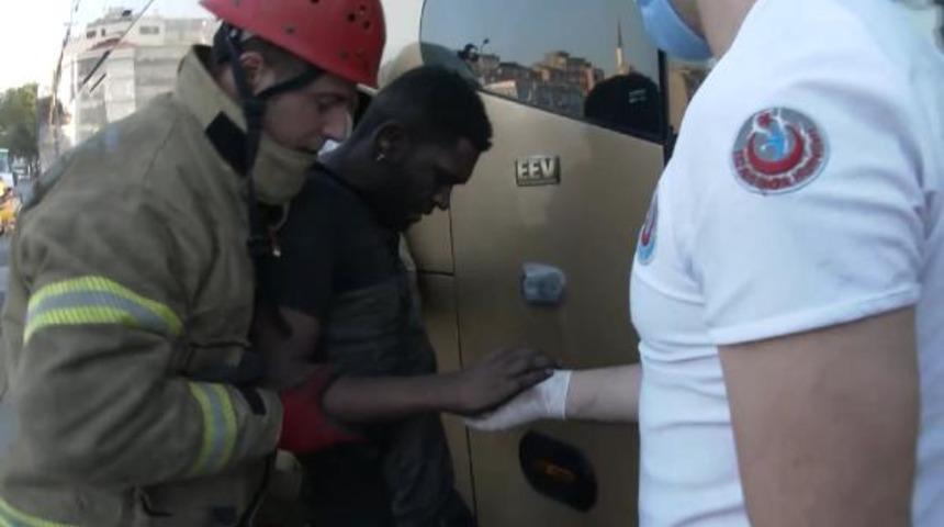 İtfaiye ekibi şaştı kaldı! Otobüsün altında mahsur kaldı