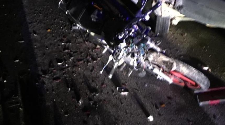 Ağır yaralanan motosiklet s&uuml;r&uuml;c&uuml;s&uuml; hayatını kaybetti