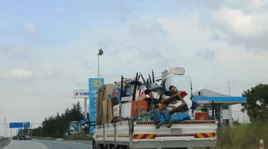 Seyir halindeki kamyonetin &uuml;zerindeki eşyalar arasında uyudular