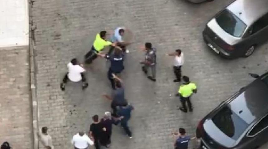 Küçükçekmece'de yumruklu kemerli kavga! Polisler bile ayıramadı
