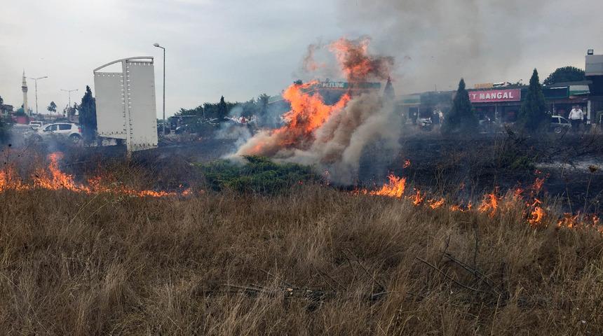 Milletvekiline meşaleli karşılama yangına neden oldu